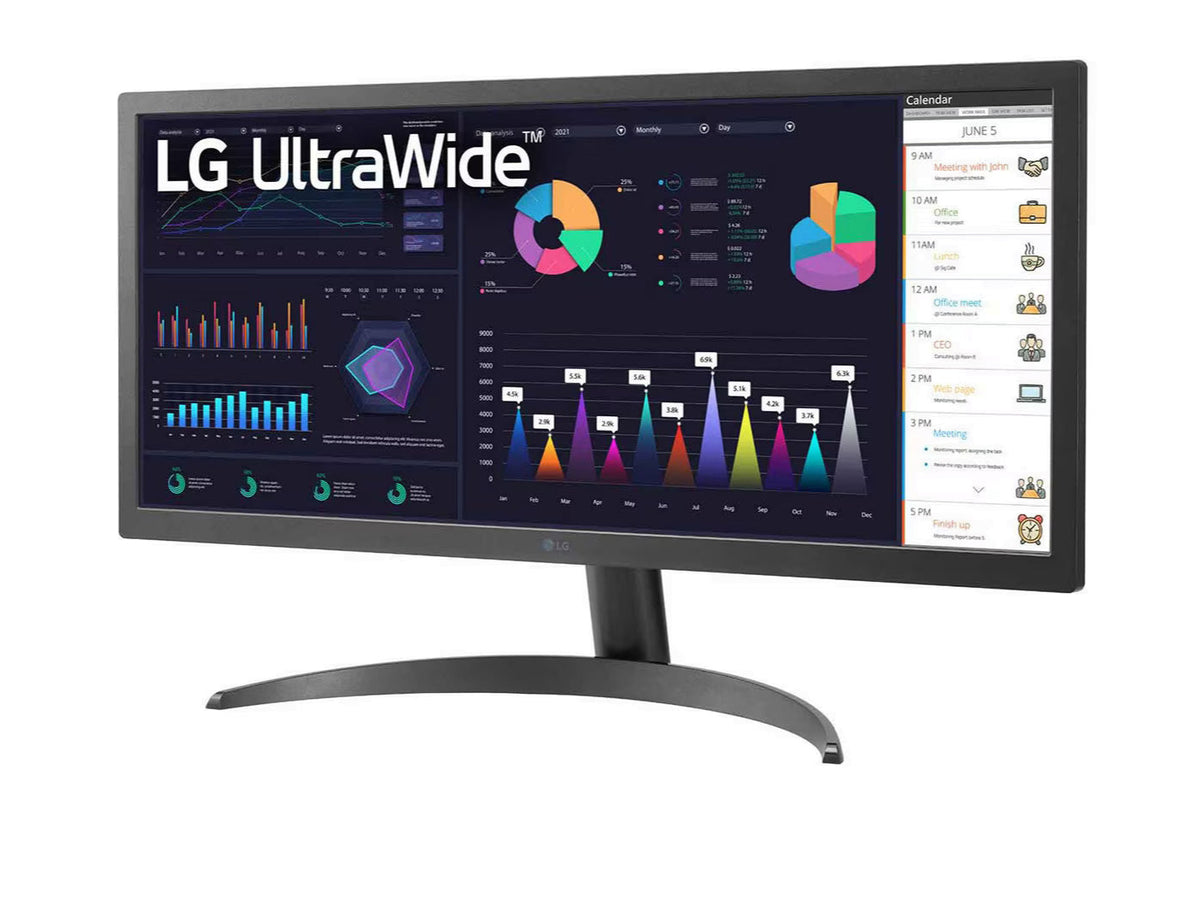 LG 26WQ500-B Monitor előlnézetben enyhén balra fordítva, talpon. A kijelzőn diagramok, naptár és lg ultrawide logó.