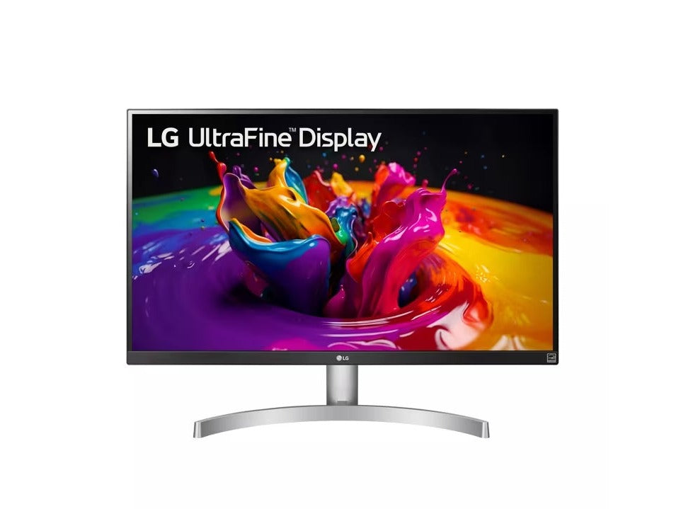 LG 27UL600-W 4K UHD IPS Paneles Monitor előlnézet enyhén balra fordítva, talpon. A kijelzőn színes festékek keverednek.