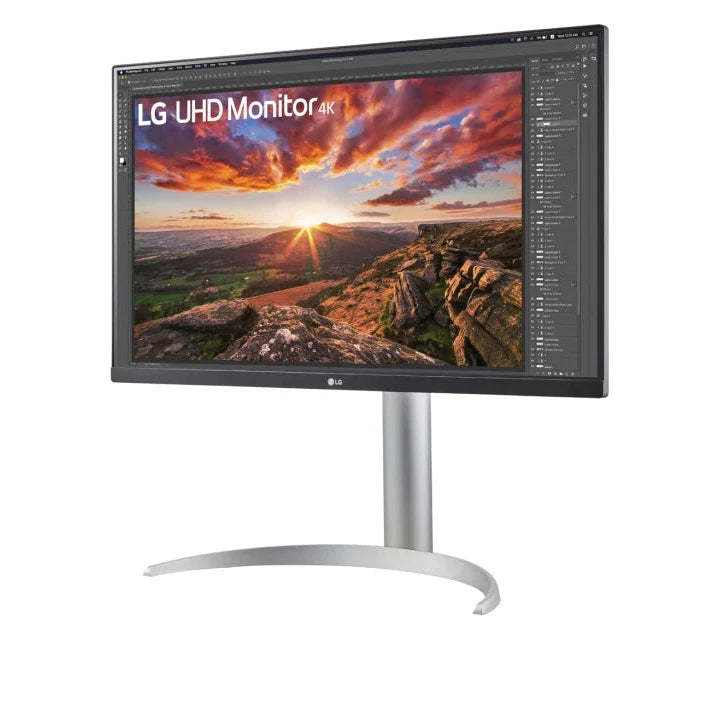 LG 27UP850N Monitor előlnézetben enyhén balra fordítva, talpon. A kijelzőn photoshop pillanatkép és lg uhd 4k monitor logó.