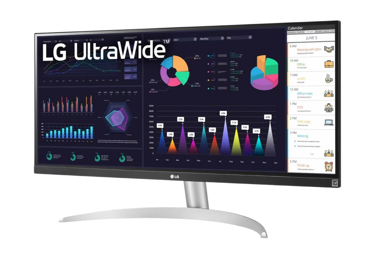 LG 29WQ600-W Monitor előlnézetben enyhén balra fordítva, talpon. A kijelzőn diagramok, naptár és lg ultrawide logó.