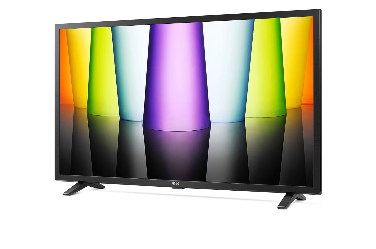LG 32LQ63006 Smart TV előlnézetben talpon, enyhén balra fordítva. A kijelzőn színesárnyalatok és árnyékok.