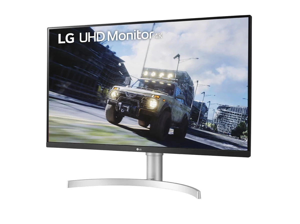 LG 32UN550-W Monitor előlnézetben enyhén balra fordítva, talpon. A kijelzőn terepjáró száguld az úton romos városban és lg uhd monitor logó.