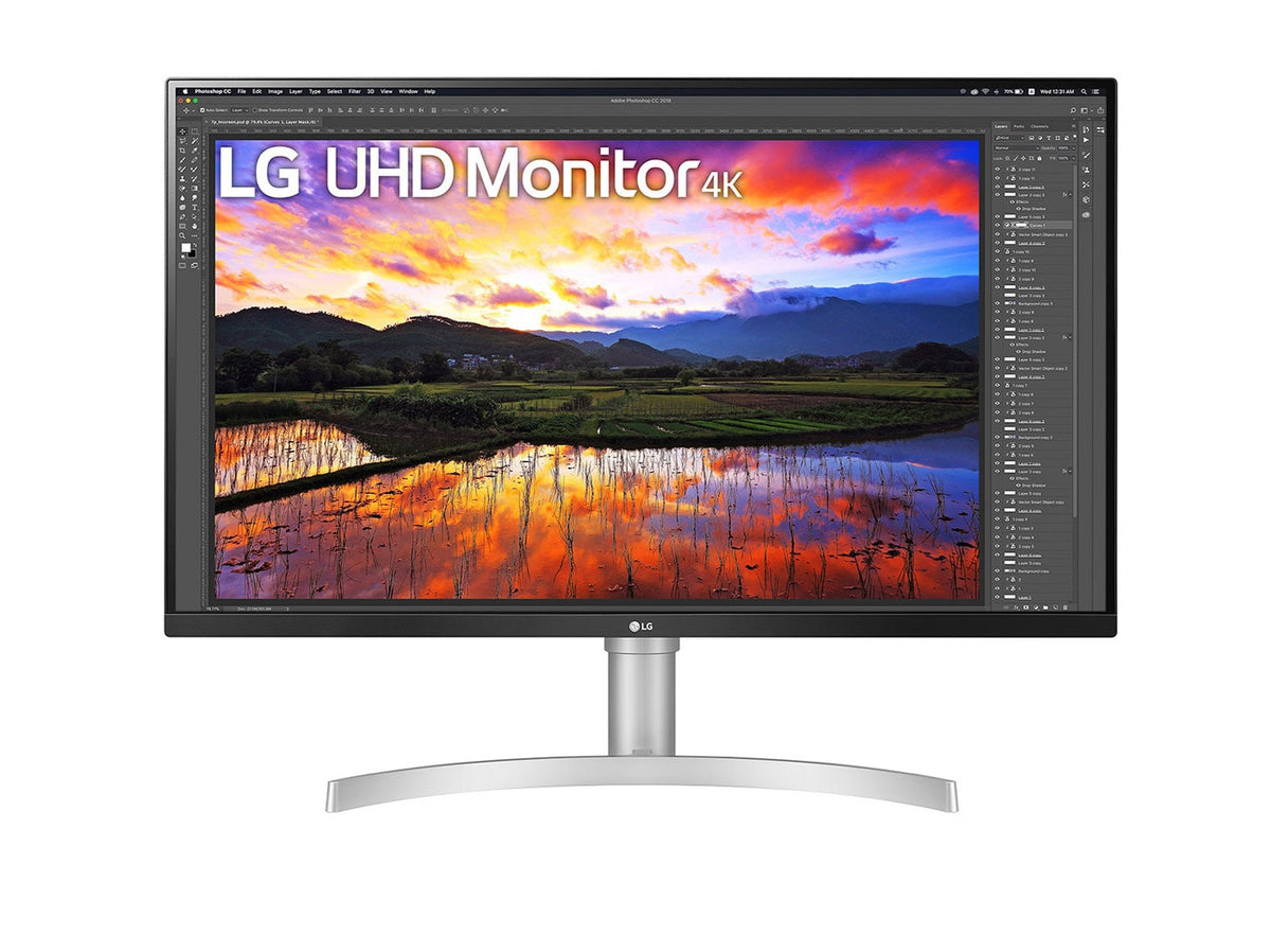 LG 32UN650-W Monitor előlnézetben, talpon. A kijelzőn egy farm tájképe photoshopban szerkesztve és lg uhd monitor logó.