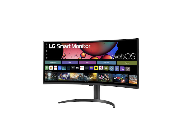 LG 34SR65QC-B Monitor előlnézetben talpon, enyhén balra fordítva. A kijelzőn webos smart kezdőképernyő apllikációk.