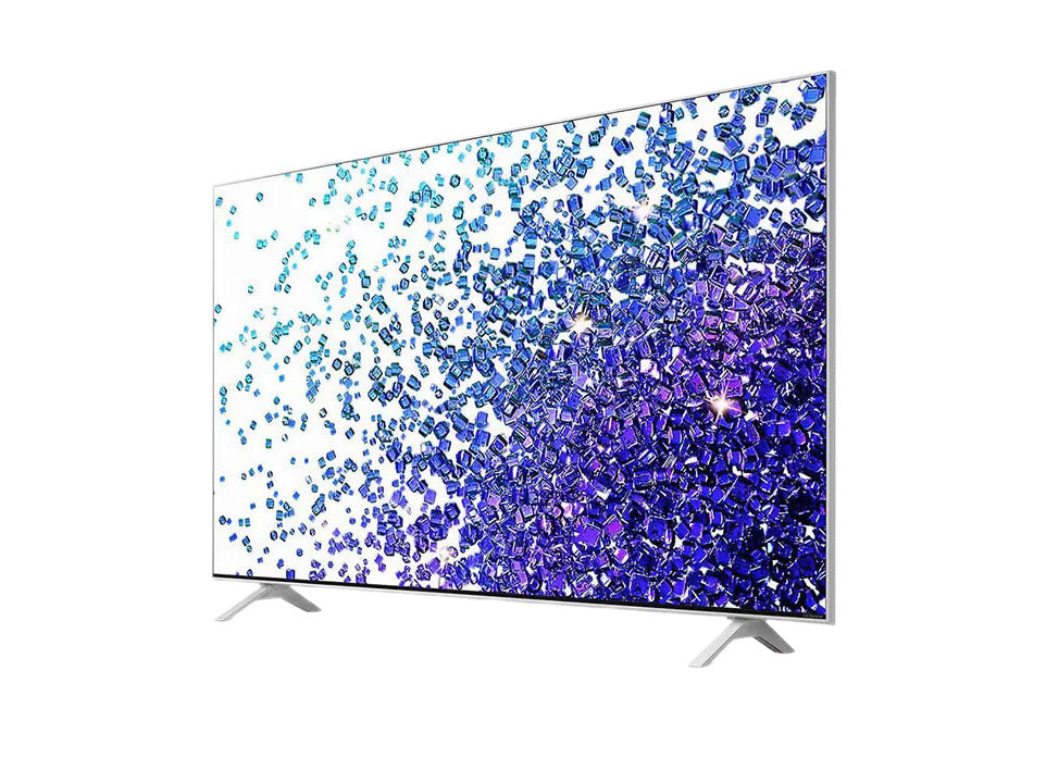 LG 43NANO773PA 4K NanoCell Smart TV előlnézetben enyhén balra fordítva, talpon. A kijelzőn kék kristályok szétszórva és lg nanocell logó.