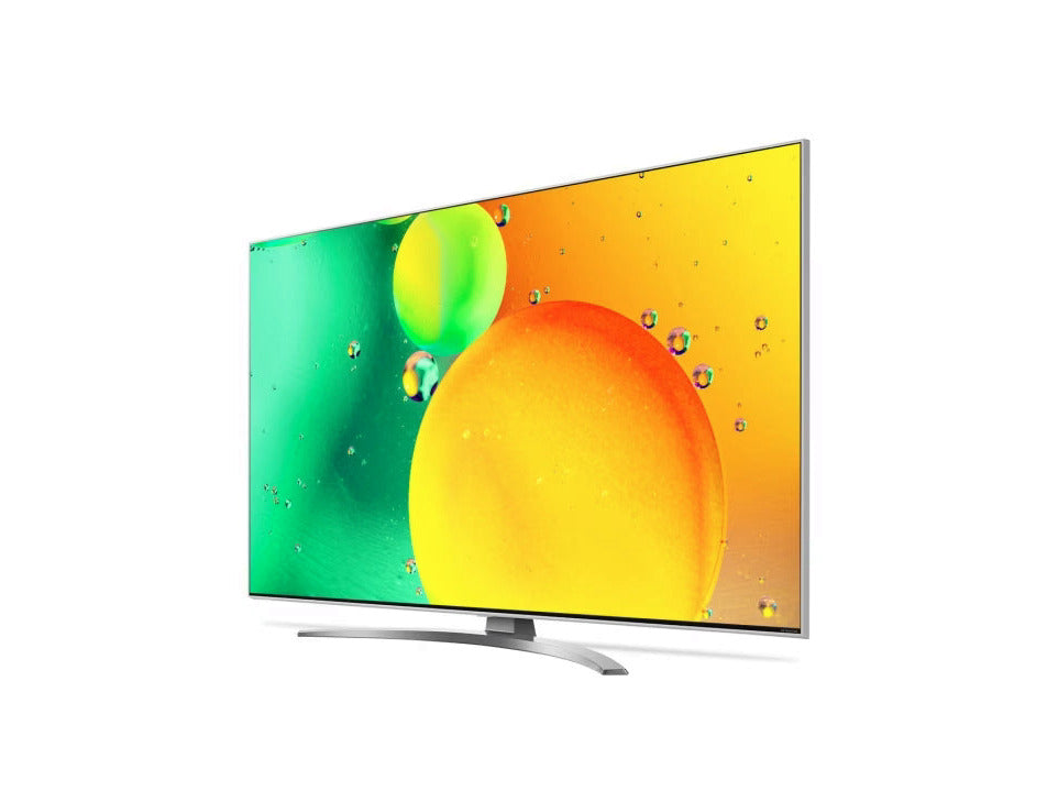 LG 43NANO783QA 4K NanoCell Smart TV előlnézetben enyhén balra fordítva, talpon. A kijelzőn zöld-sárga folyadék keveredik és lg nanocell logó.