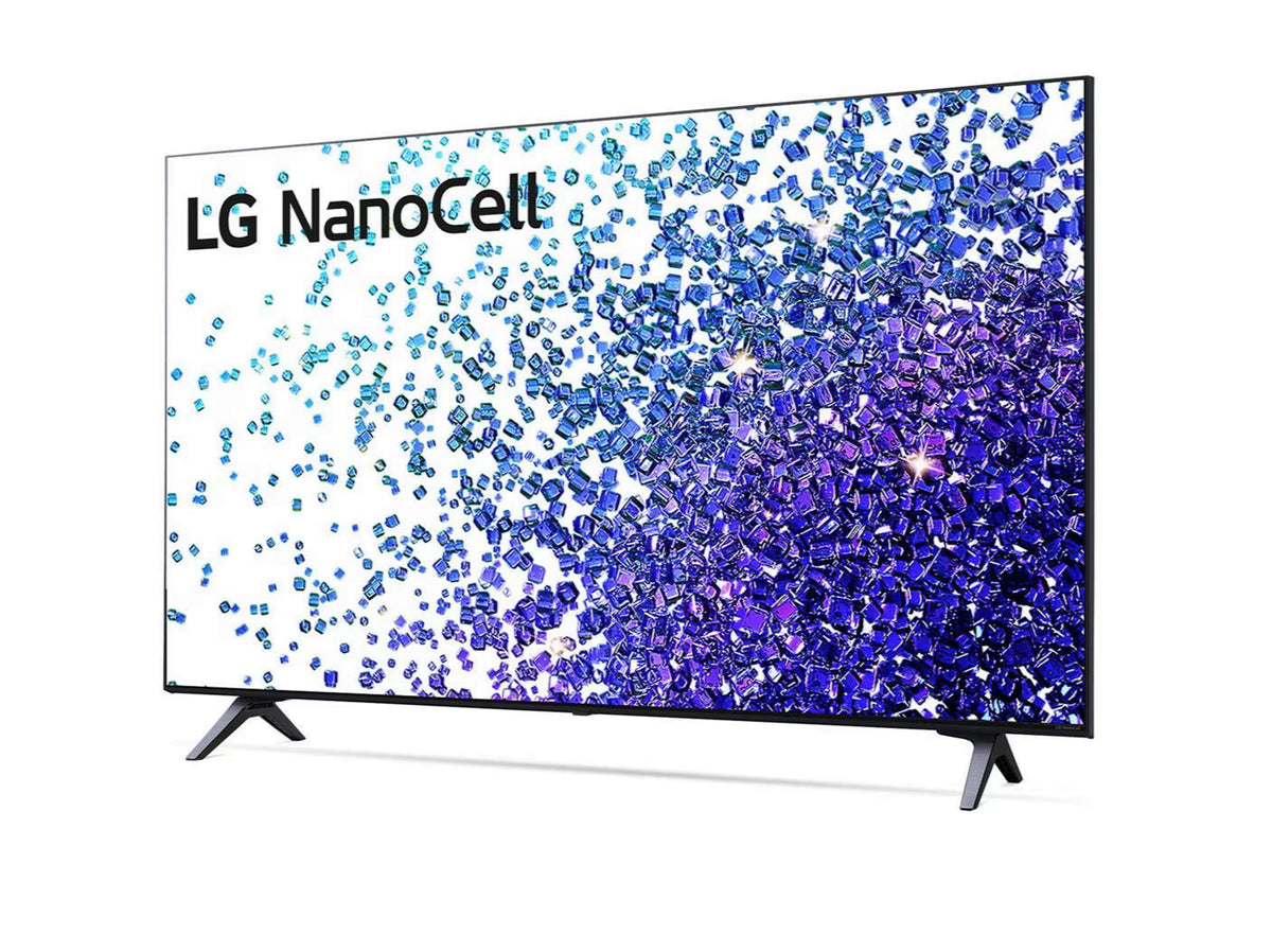 LG 43NANO796PC 4K NanoCell Smart TV előlnézetben enyhén balra fordítva, talpon. A kijelzőn kék kristályok szétszórva és lg nanocell logó.