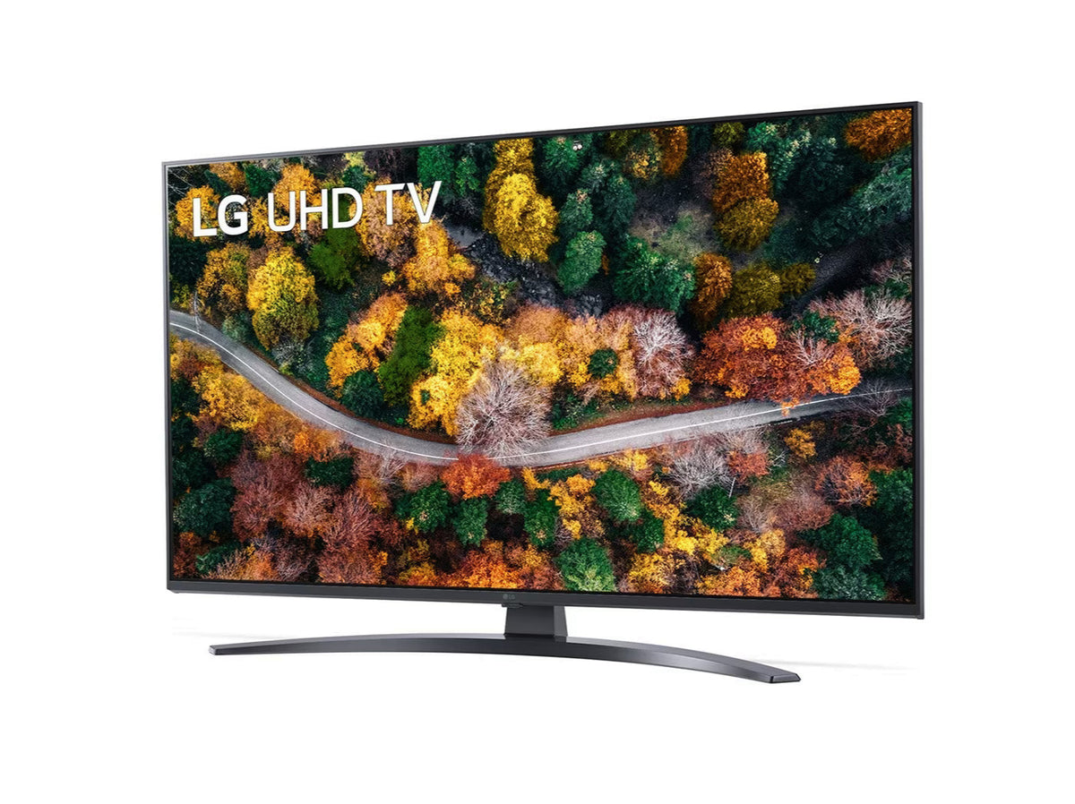LG 43UP7800 4K Smart TV előlnézetben enyhén balra fordítva, talpon. A kijelzőn őszi erdőn át haladó út és lg uhd tv logó.