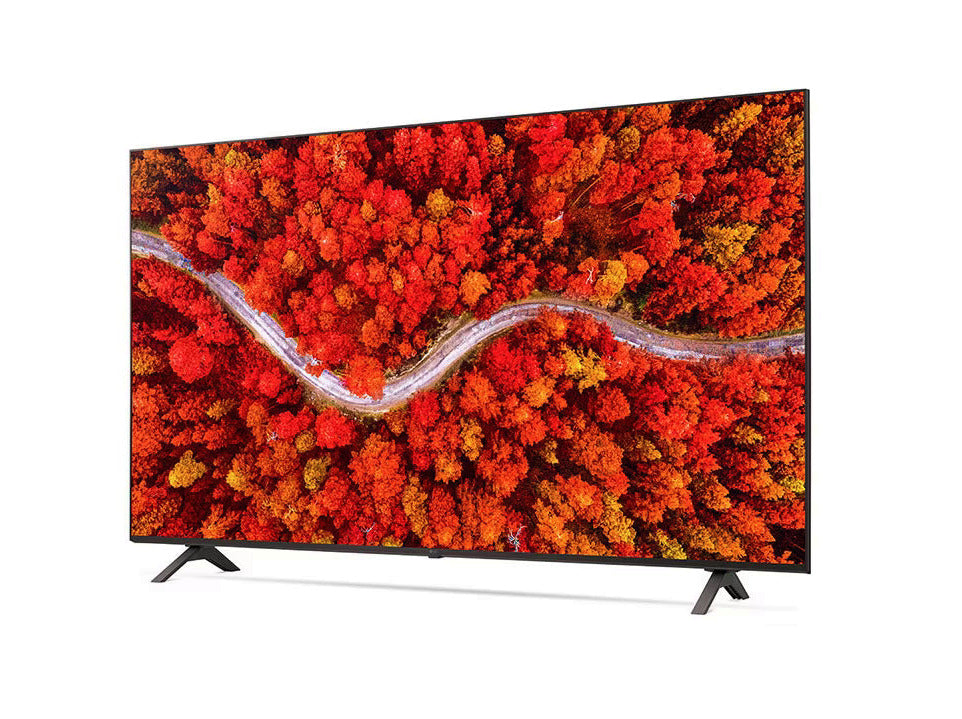 LG 43UP8000 4K Smart TV előlnézetben enyhén balra fordítva, talpon. A kijelzőn sárgás piros őszi lombkorona tájkép.