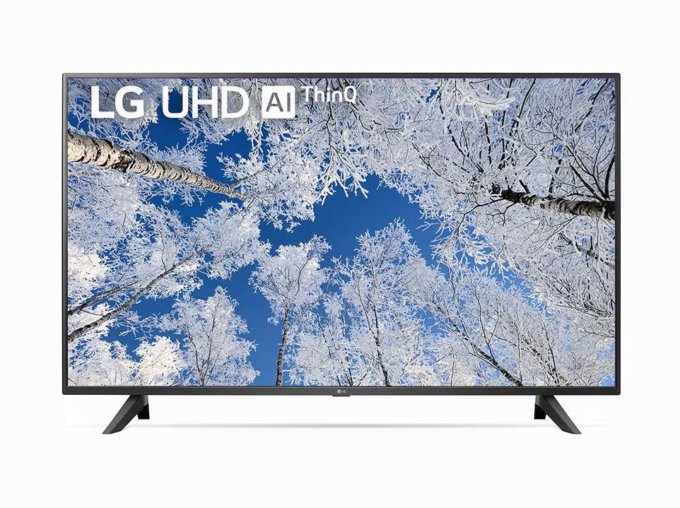 LG 43UQ7000 4K Smart TV előlnézetben, talpon. A kijelzőn havas fák és lg uhd thinq ai logó.