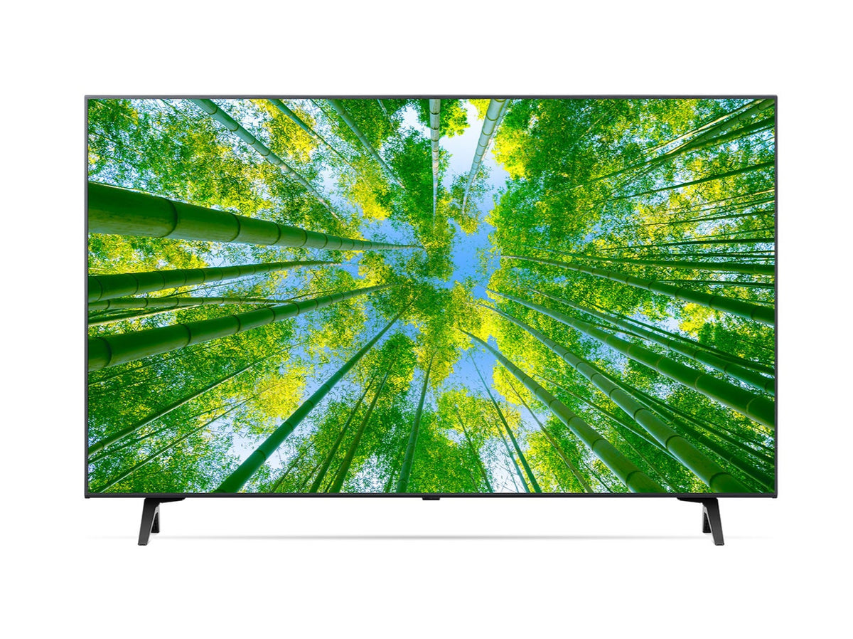 LG 43UQ8000 4K Smart TV előlnézetben, talpon. A kijelzőn sárgás zöld bambusz erdő.