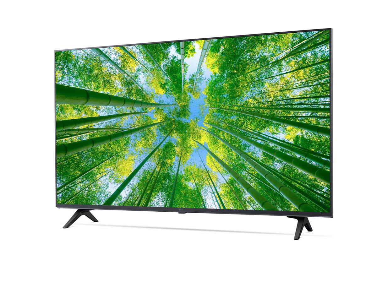 LG 43UQ8000 4K Smart TV előlnézetben enyhén balra fordítva, talpon. A kijelzőn sárgás zöld bambusz erdő.