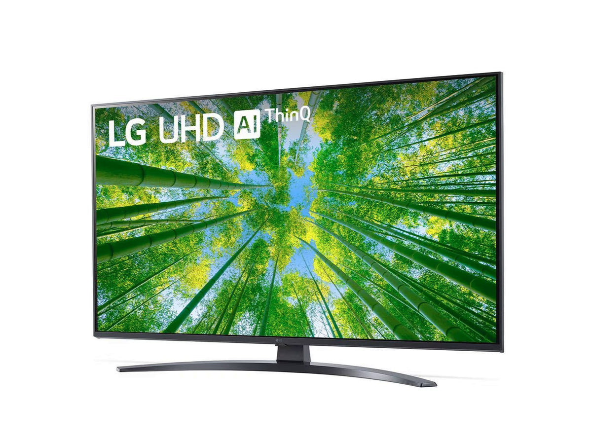 LG 43UQ8100 4K Smart TV előlnézetben enyhén balra fordítva, talpon. A kijelzőn sárgás zöld bambusz erdő.