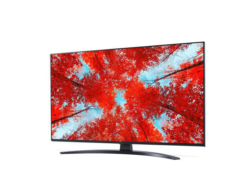 LG 43UQ9100 4K Smart TV előlnézetben enyhén balra fordítva, talpon. A kijelzőn piros őszi erdő lombkorona.
