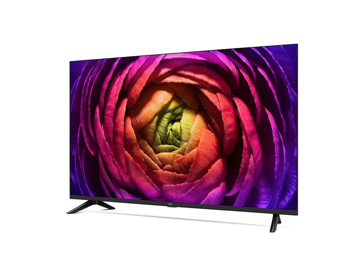 LG 43UR7300 Smart TV előlnézetben, enyhén balra fordítva. A kijelzőn színes rózsavirággal.