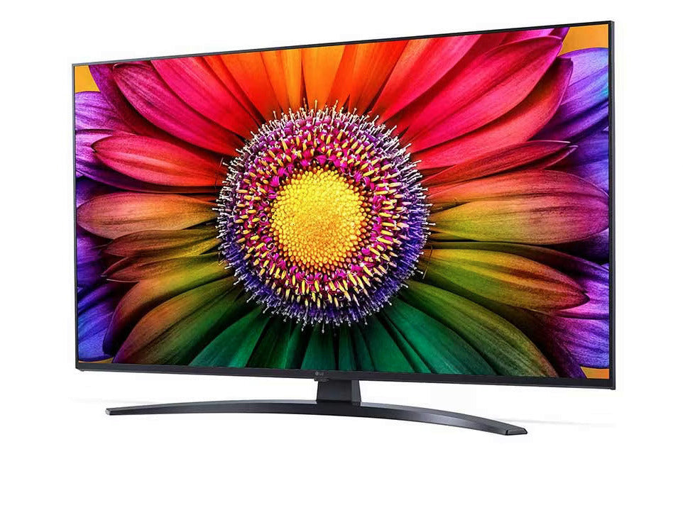LG 43UR8100 4K Smart TV előlnézetben talpon, enyhén balra fordítva. A kjielzőn élénk színes virág.