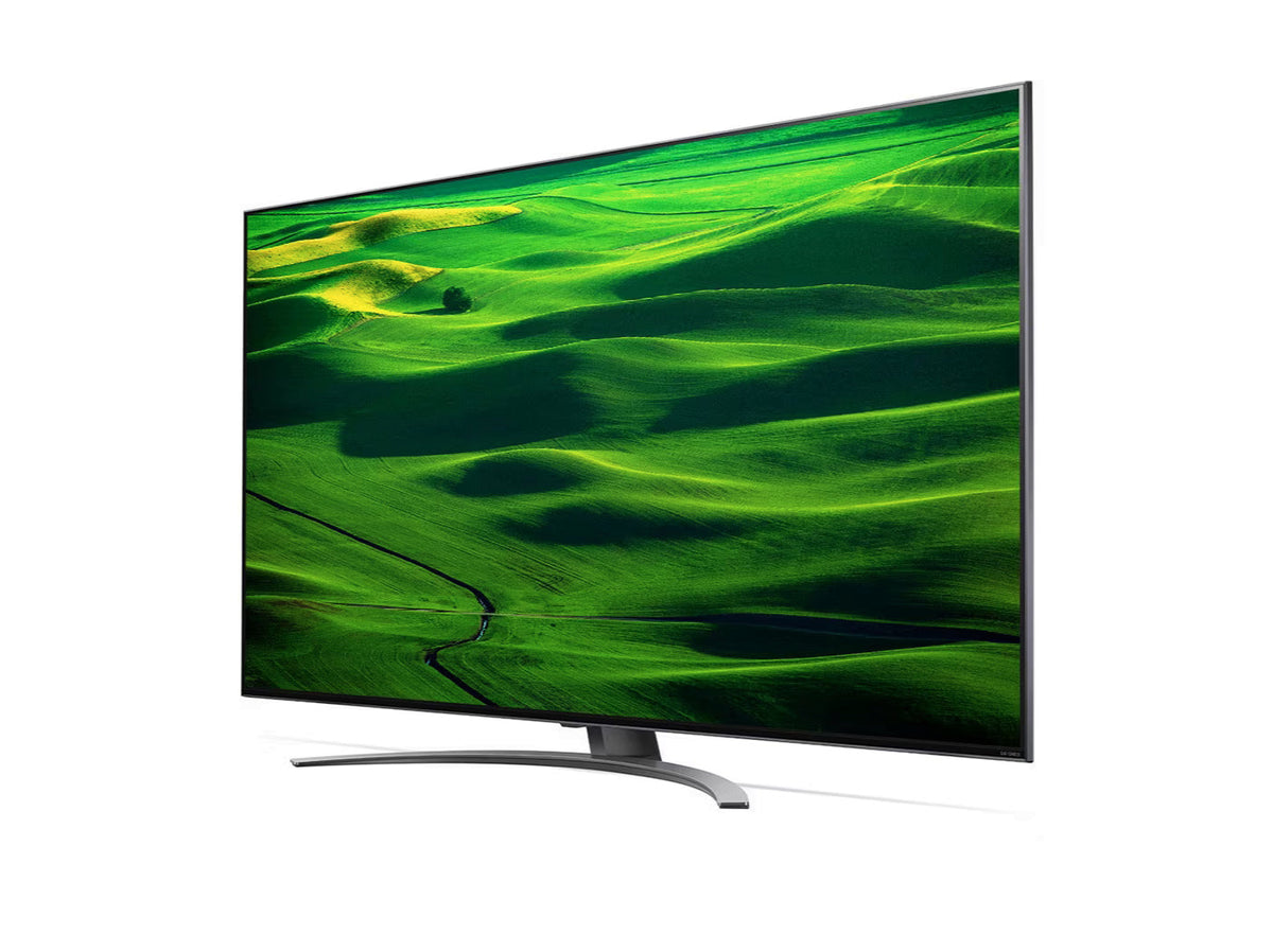 LG 50QNED813QA 4K MiniLED Gaming TV előlnézetben enyhén balra fordítva, talpon. A kijelzőn zöld dombos tájkép.