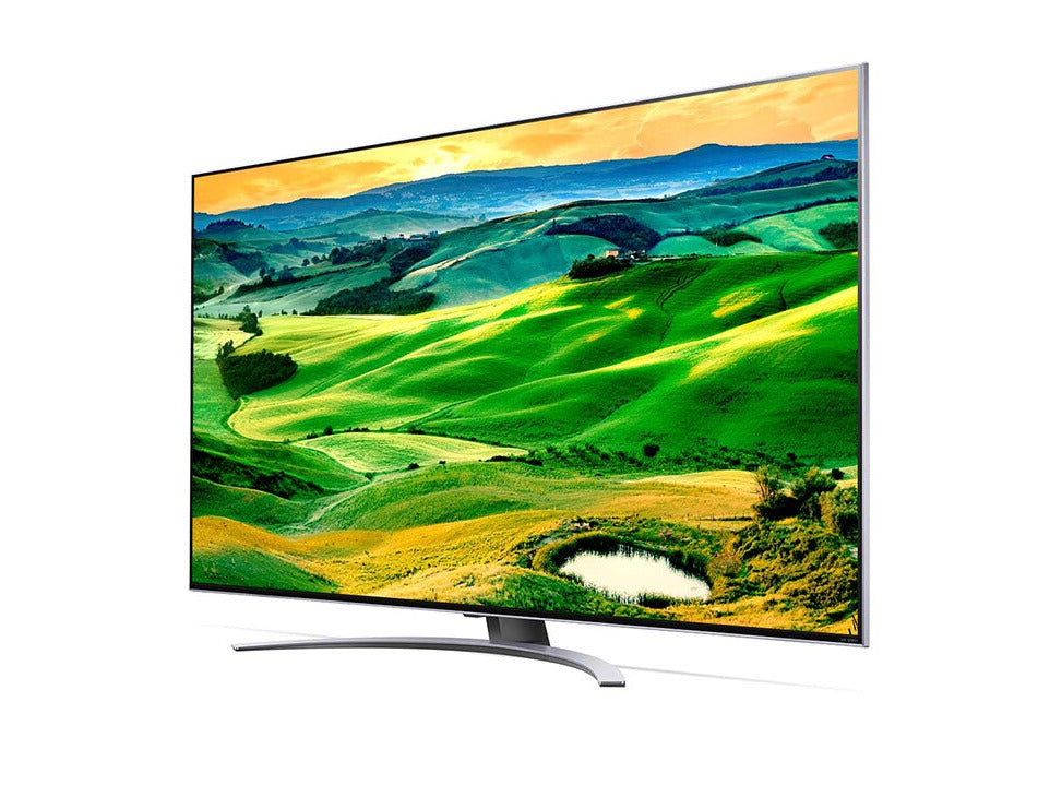 LG 55QNED823QB 4K MiniLED Gaming TV előlnézetben enyhén balra fordítva, talpon. A kijelzőn zöld dombos tájkép.