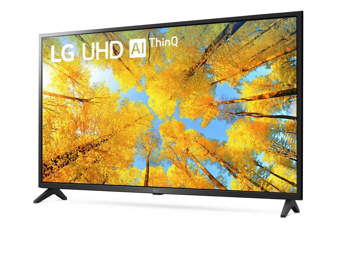 LG 65UQ7500 4K Smart TV előlnézetben enyhén balra fordítva, talpon. A kijelzőn őszies sárga levelű fák és lg uhd thinq ai logó.