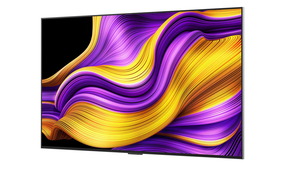 LG 97G5 OLED Televízió előlnézetben, falon. A kijelzőn sárgás lila absztrakt ábra.