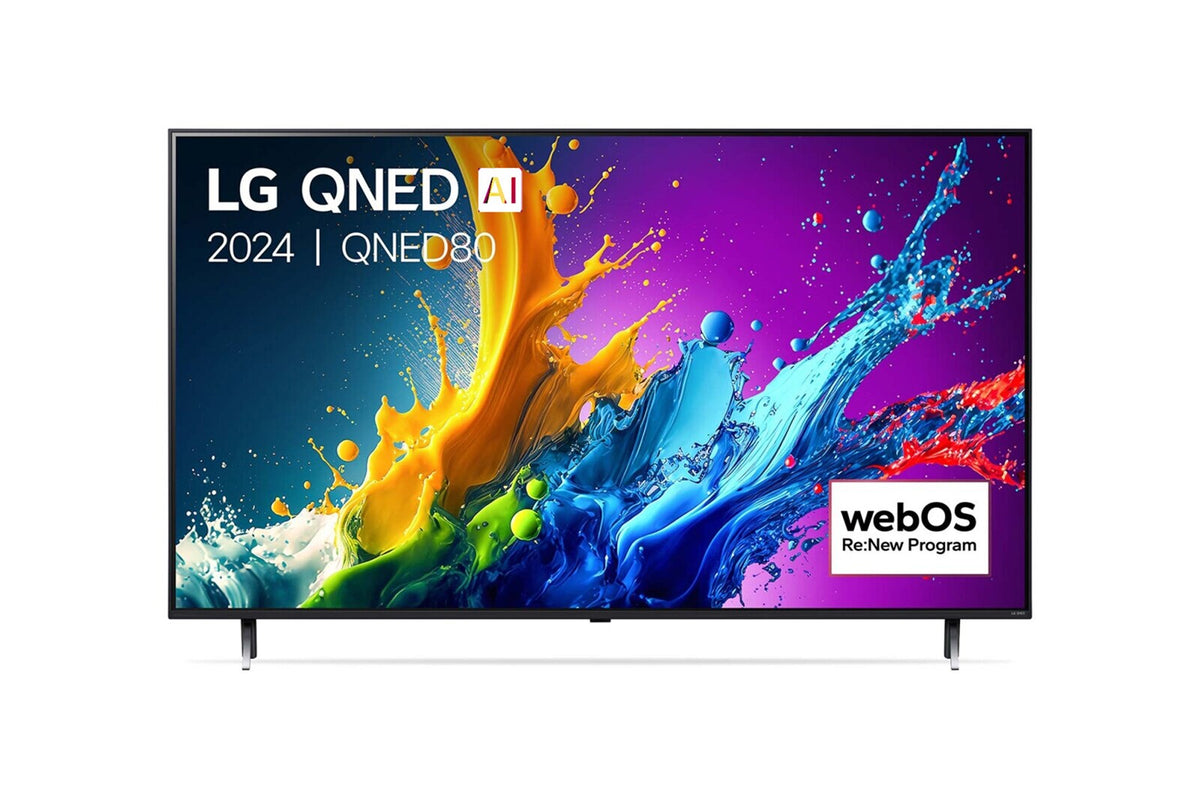 LG 50QNED80T3A televízió előlnézetben talpon, enyhén balra fordítva. A kijelzőn kékes lila festék fröccsenés lg qned ai és webos renew logóval.