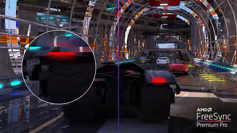 Futurisztikus autó előzgeti a többi járművet a bal oldalon elmosódva látható, a jobb oldalon élesen és tisztán megjelenítve AMD FreeSync Premium logóval.