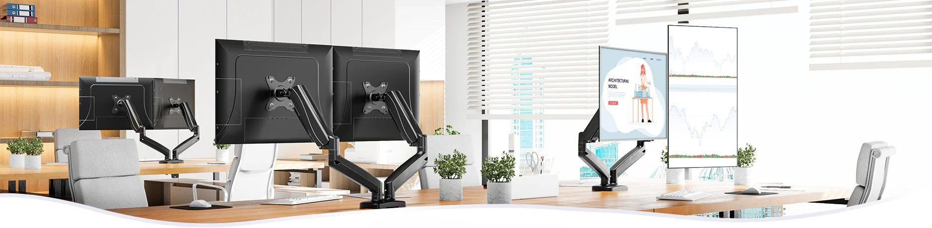 Asztali monitor tartó ergo állványokra és karokra felszerelt monitorok irodai környezetben.