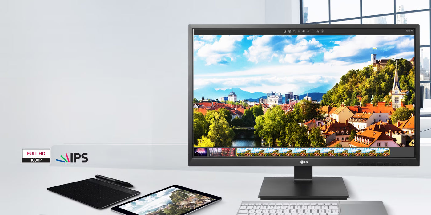 LG 24BK550Y-I monitor IPS kijelzővel és Full HD felbontással. Tablet, notesz és billentyűzettel egy asztalon irodai környezetben.