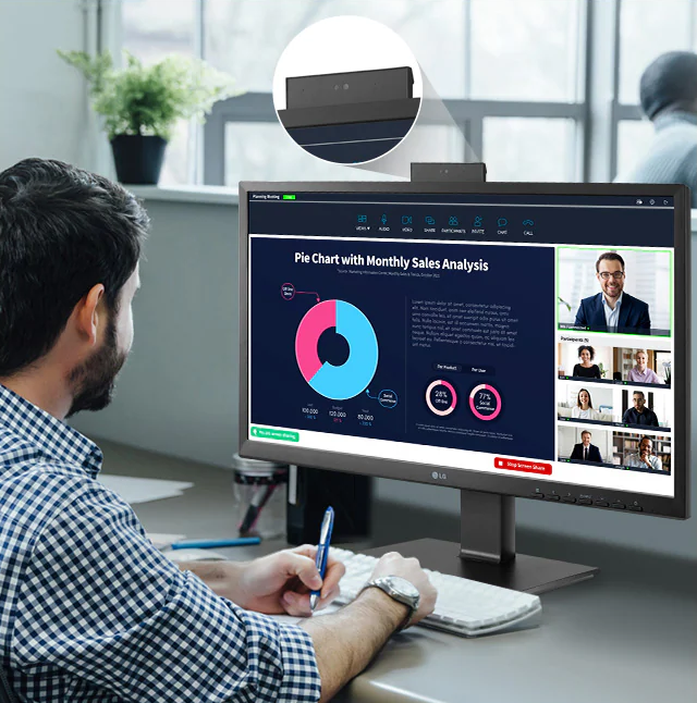 LG 24BP750C-B monitor üzleti környezetben, beépített webkamera aktiválva meetinghez.