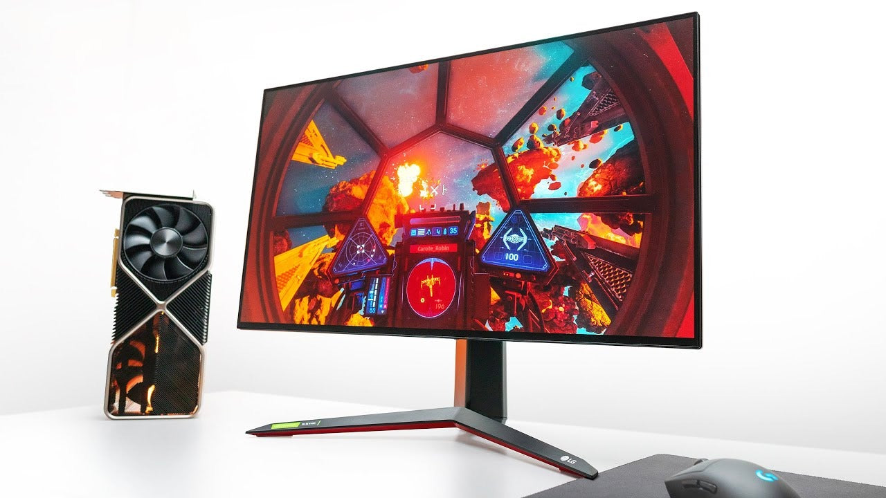 LG 24GN600-B Gamig monitor talpra szerelve, asztalon. Mellette bal oldalon egy Geforce RTX Grafikus kártya, jobb oldalon egy vezeték nélküli Logitech gamer egér.