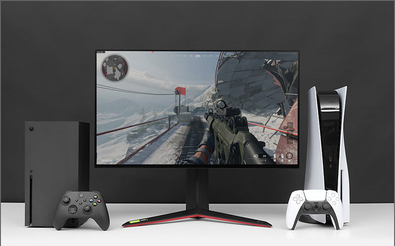 LG GP szériás Gaming monitor középen, mellette balra egy XboX és jobbra egy PlayStation 5 játékkonzol, a kijelzőn fps játék megy.