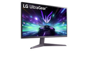 LG 24GS50F Monitor előlnézetben jobbra fordítva, talpon. A kijelzőn sport autó száguld lg ultragear logó alatt.
