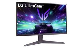 LG 24GS50F Monitor előlnézetben enyhén jobbra fordítva, talpon. A kijelzőn sport autó száguld lg ultragear logó alatt.