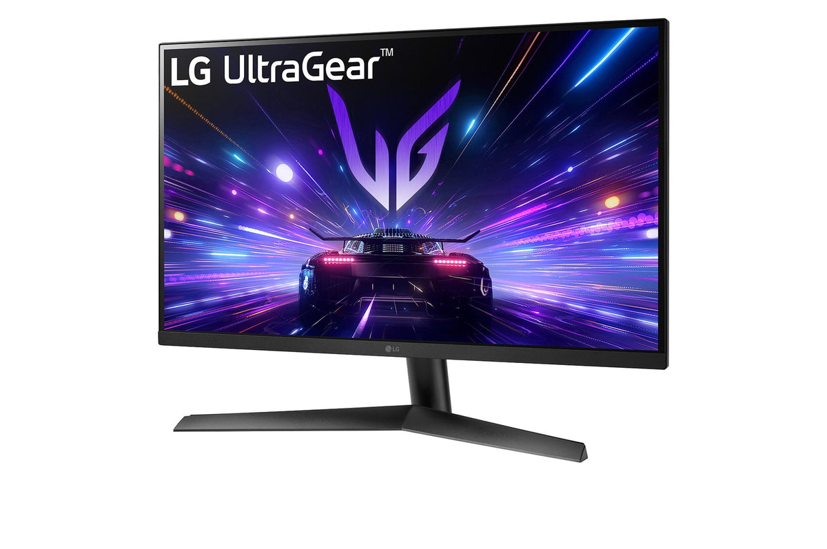 LG 24GS60F Monitor előlnézetben enyhén balra fordítva, talpon. A kijelzőn sport autó száguld lg ultragear logó alatt.