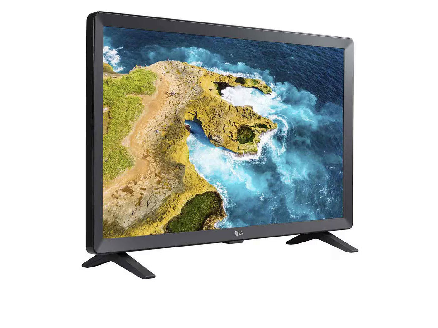LG 24TQ520S-PZ Smart TV Monitor előlnézetben talpon, jobbra fordítva. A kijelzőn sziklás óceán part.