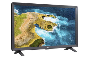 LG 24TQ520S-PZ Smart TV Monitor előlnézetben talpon, enyhén jobbra fordítva. A kijelzőn sziklás óceán part.
