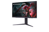 LG 25GR75FG-B Monitor előlnézetben talpon, enyhén balra fordítva. A kijelzőn LoL hős támadás, ultragear és emea championship logó.