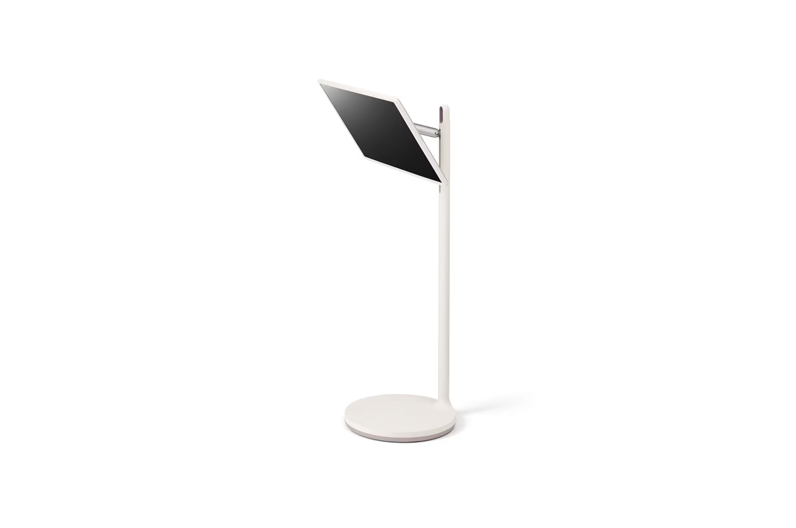 LG 27ART10AKPL Monitor előlnézetben, balra fordítva, állványon lefelé döntve.