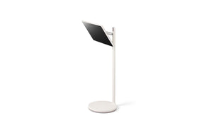 LG 27ART10AKPL Monitor előlnézetben, balra fordítva, állványon lefelé döntve.