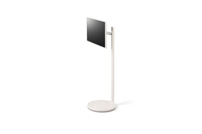 LG 27ART10AKPL Monitor előlnézetben, balra fordítva, állványon.