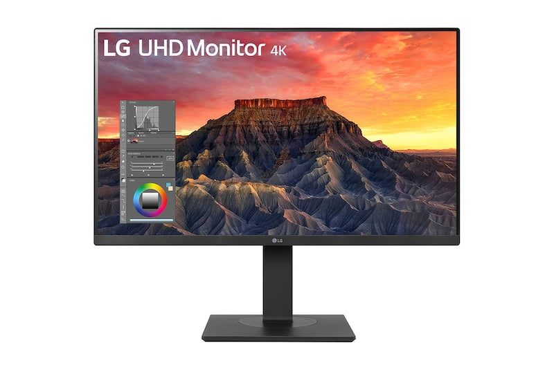 LG 27BQ65UB-B Monitor előlnézetben talpon. A kijelzőn fotókalibrálás sziklás naplemente mintával.