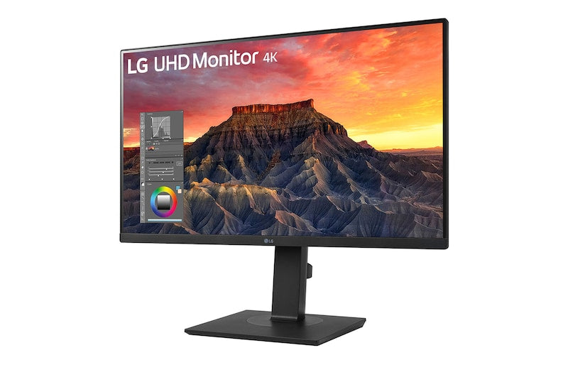 LG 27BQ65UB-B Monitor előlnézetben talpon, enyhén balra fordítva. A kijelzőn fotókalibrálás sziklás naplemente mintával.