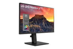 LG 27BQ65UB-B Monitor előlnézetben talpon, jobbra fordítva. A kijelzőn fotókalibrálás sziklás naplemente mintával.