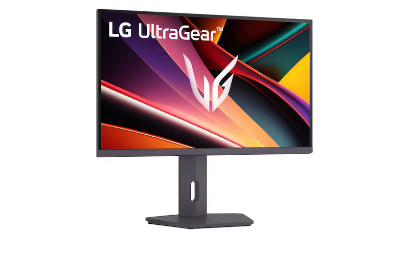 LG 27G610A-B Monitor előlnézetben talpon, enyhén jobbra fordítva. A kijelzőn zöldes sárga absztrakt ábra és ultragear logó.