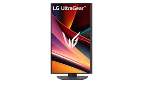LG 27G610A-B Monitor előlnézetben talpon, pivot módban elforgatva. A kijelzőn zöldes sárga absztrakt ábra és ultragear logó.