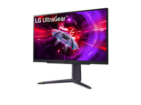 LG 27GR75Q-B 2K Gaming monitor előlnézetben talpon, enyhén balra fordítva. A kijelzőn ultragear logó és lila színekben száguldó űrhajó.