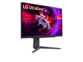 LG 27GR75Q-B 2K Gaming monitor előlnézetben talpon, jobbra fordítva. A kijelzőn ultragear logó és lila színekben száguldó űrhajó.