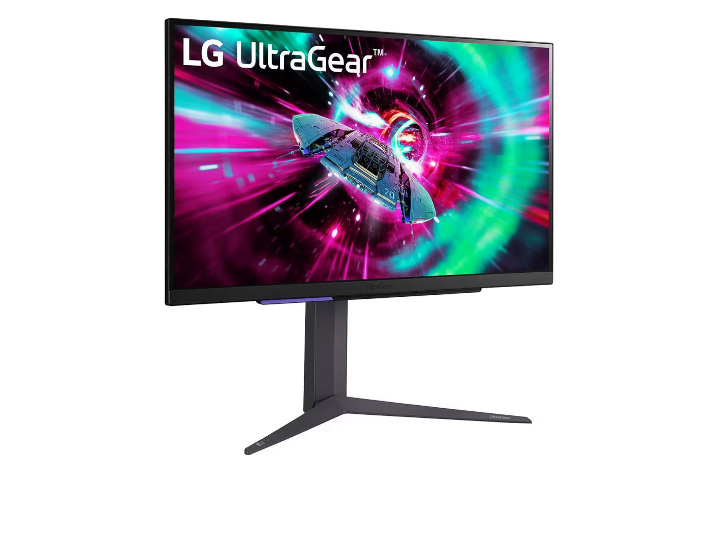 LG 27GR93U-B 4K Gaming monitor előlnézetben talpon, enyhén jobbra fordítva. A kijelzőn ultragear logó és zöldes lila színekben száguldó űrhajó.