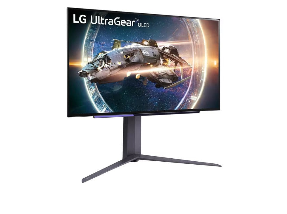 LG 27GR95QE UltraGear OLED monitor előlnézetben enyhén jobbra fordítva, talpon, a kijelzőn egy űrállomást elhagyó űrhajóval.