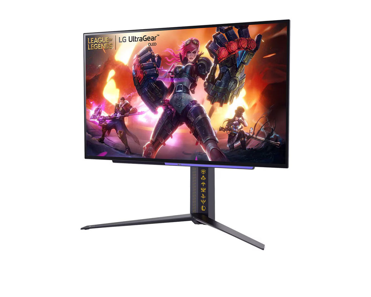 LG 27GR95QL UltraGear OLED monitor előlnézetben enyhén balra fordítva, talpon. A kijelzőn League of Legends hősök.